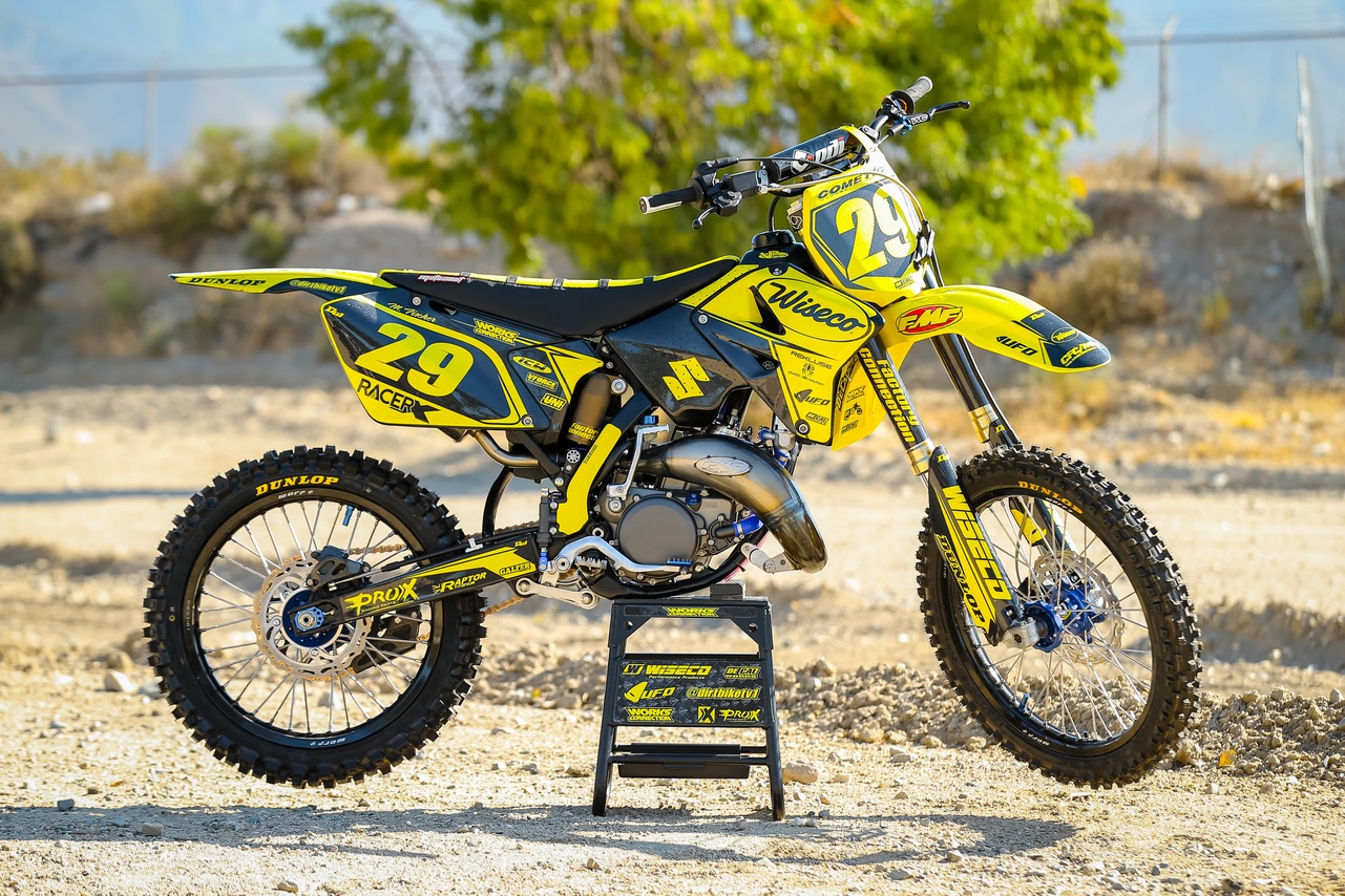 スズキ　RM125 Racer X 2003 Suzuki RM125 DBTV Build with Michael Fischer - DirtBikeTV